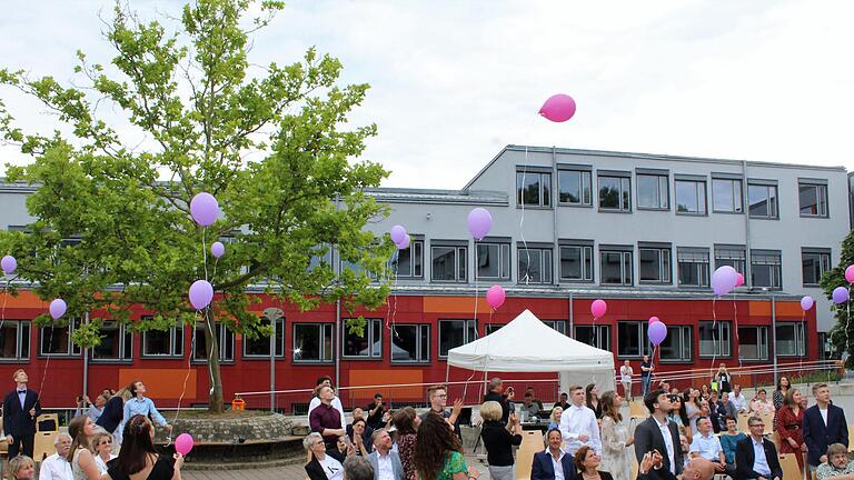 Mit guten Wünschen flogen die Luftballons nach der Abifeier vom Pausenhof des Kissinger Gymnasiums in den Himmel.Werner Vogel       -  Mit guten Wünschen flogen die Luftballons nach der Abifeier vom Pausenhof des Kissinger Gymnasiums in den Himmel.Werner Vogel