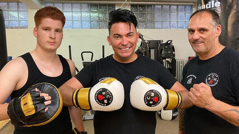 Matthias Mangiapane (Mitte) aus dem Hammelburger Stadtteil Diebach bereitetet sich mit Trainer Harald Wittmann (rechts) und Co-Trainer Stefan Zornio in Marktheidenfeld auf das Promiboxen bei Sat 1 vor. Matthias Mangiapane (Mitte) aus dem Hammelburger Stadtteil Diebach bereitetet sich mit Trainer Harald Wittmann (rechts) und Co-Trainer Stefan Zornio in Marktheidenfeld auf das Promiboxen bei Sat 1 vor.