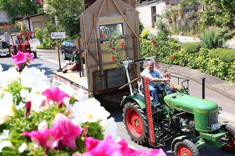 Impressionen von der Ebersbrunner Kirchweih 2023. - Nach 15 Jahren gab es endlich wieder einen Kirchweihumzug in Ebersbrunn. Die Kirchweihpredigt pausierte fast 10 Jahre. Heuer gab es ein komplettes und sehr erfolgreiches Comeback von Umzug und Predigt bei der Ebersbrunner Kerwa – eine große Freude für alle.