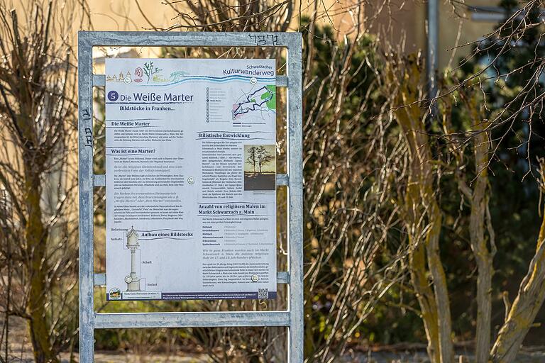 Der 7,4 Kilometer lange Schwarzacher Kulturwanderweg informiert auf zwölf Infotafeln über kulturell Wissenswertes. Hier Station 5 zum Bildstock 'Die Weiße Marter'. Der 7,4 Kilometer lange Schwarzacher Kulturwanderweg informiert auf zwölf Infotafeln über kulturell Wissenswertes. Hier Station 5 zum Bildstock 'Die Weiße Marter'. 