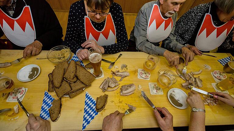 Das Kesselfleisch der Original Schweinfurter Schlachtschüssel wird auf einer Holzplatte kredenzt. Ein launiges und gehaltvolles Gruppenerlebnis, das in Schweinfurt als Kulturgut gilt. Nicht ganz stilecht ist hier das servierte Bier. Das Kesselfleisch der Original Schweinfurter Schlachtschüssel wird auf einer Holzplatte kredenzt. Ein launiges und gehaltvolles Gruppenerlebnis, das in Schweinfurt als Kulturgut gilt. Nicht ganz stilecht ist hier das servierte Bier.