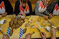 Das Kesselfleisch der Original Schweinfurter Schlachtschüssel wird auf einer Holzplatte kredenzt. Ein launiges und gehaltvolles Gruppenerlebnis, das in Schweinfurt als Kulturgut gilt. Nicht ganz stilecht ist hier das servierte Bier.