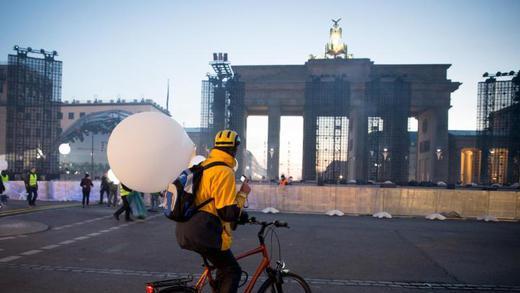 Brandenburger Tor       -  Radtour mit Ballon zum Brandenburger Tor in Berlin. Foto: Kay Nietfeld