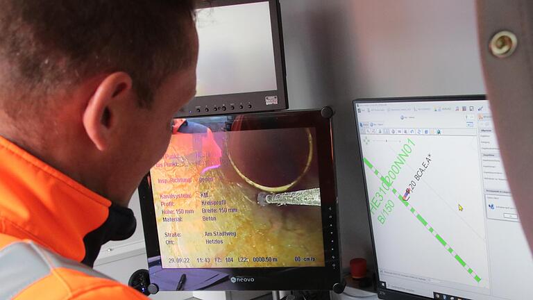 Alles im Blick: Auf dem linken Monitor wird die Videoaufnahme aus dem Kanal angezeigt, rechts der Standort der Kamera.  Foto: Ralf Ruppert       -  Alles im Blick: Auf dem linken Monitor wird die Videoaufnahme aus dem Kanal angezeigt, rechts der Standort der Kamera.  Foto: Ralf Ruppert