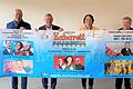 Martin Rassau (von links), Bürgermeister Thomas Stamm, Kulturamtsleiterin Inge Albert und Wolfgang Hörnig von der Bürgerkulturstiftung kündigen das Programm des diesjährigen &quot;Kabarett an der alten Mainbrücke&quot; in Marktheidenfeld an.