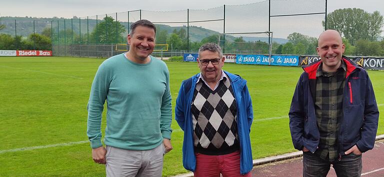 Am Sportgeländer der SG-Randersacker am Sonenstuhr von links: Bürgermeister Michael Sedlmayer, SG-Vorsitzender Richard Vornberger und Fußball-Abteilungsleiter Tobias Brückner. Am Sportgeländer der SG-Randersacker am Sonenstuhr von links: Bürgermeister Michael Sedlmayer, SG-Vorsitzender Richard Vornberger und Fußball-Abteilungsleiter Tobias Brückner.