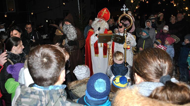 Beim Weihnachtsmarkt in Ipthausen kam wieder der Nikolaus vorbei (Archivbild). Beim Weihnachtsmarkt in Ipthausen kam wieder der Nikolaus vorbei (Archivbild).