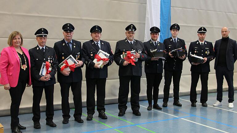 Auch die Feuerwehrkameraden Estenfeld wurden auf dem Empfang geehrt. Auch die Feuerwehrkameraden Estenfeld wurden auf dem Empfang geehrt.