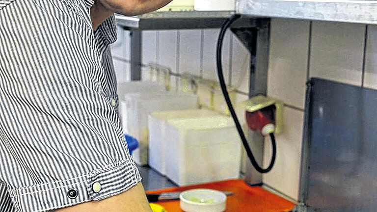 Benjamin Hanglberger hat gelernt, Beilagensalate für die Gäste der Büttnerstuben zuzubereiten.
