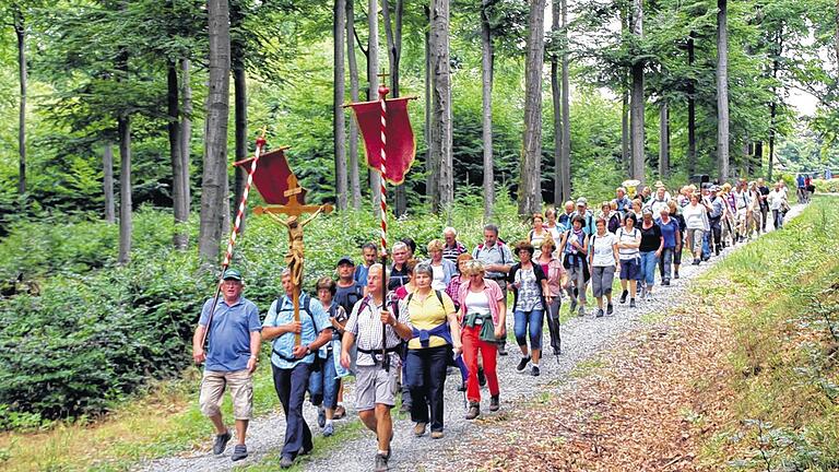 Singend und betend durch die Spessartwälder nach Hessenthal - (edu) Rund 80 Teilnehmer wallten am Sonntag von Esselbach 24 Kilometer über den Spessart nach Hessenthal. Seit dem Jahr 2007 pflegt die Pfarreiengemeinschaft Hl. Geist im Spessartgrund die frühere Tradition der Esselbacher Hessenthal-Wallfahrt wieder. Die Wallfahrten waren in der Zeit der Aufklärung im Jahr 1805 von der damaligen Löwensteiner Regierung verboten worden. Bereits um 5 Uhr morgens starteten die Wallfahrer an der Esselbacher Kirche. Weitere Mitwaller stießen in Oberndorf, Bischbrunn und Rohrbrunn dazu. Kurz nach Mittag trafen die Teilnehmer an der Marien-Wallfahrtskirche in Hessenthal ein, um an einem Gottesdienst teilzunehmen. Für Sicherheit unterwegs und für kühle Getränke hatte die Esselbacher Feuerwehr gesorgt, die die Wallfahrt mit einem Fahrzeug begleitete. Organisiert wird die Veranstaltung von Waltraud Reinstein und Pfarrer Alexander Eckert, die auch beide mitwallten. Bereits zum siebten Mal wurde die Prozession von Kreuzträger Richard Väth und den Standartenträgern Josef Krug und Ernst Reinstein angeführt. Väth und Krug hatten zudem eine verbesserte Streckenführung erarbeitet. Für die musikalische Begleitung sorgten einige Musiker, hauptsächlich von der Spessarttrachtenkapelle Oberndorf. Singend und betend durch die Spessartwälder nach Hessenthal - (edu) Rund 80 Teilnehmer wallten am Sonntag von Esselbach 24 Kilometer über den Spessart nach Hessenthal. Seit dem Jahr 2007 pflegt die Pfarreiengemeinschaft Hl. Geist im Spessartgrund die frühere Tradition der Esselbacher Hessenthal-Wallfahrt wieder. Die Wallfahrten waren in der Zeit der Aufklärung im Jahr 1805 von der damaligen Löwensteiner Regierung verboten worden. Bereits um 5 Uhr morgens starteten die Wallfahrer an der Esselbacher Kirche. Weitere Mitwaller stießen in Oberndorf, Bischbrunn und Rohrbrunn dazu. Kurz nach Mittag trafen die Teilnehmer an der Marien-Wallfahrtskirche in Hessenthal ein, um an einem Gottesdienst teilzunehmen. Für Sicherheit unterwegs und für kühle Getränke hatte die Esselbacher Feuerwehr gesorgt, die die Wallfahrt mit einem Fahrzeug begleitete. Organisiert wird die Veranstaltung von Waltraud Reinstein und Pfarrer Alexander Eckert, die auch beide mitwallten. Bereits zum siebten Mal wurde die Prozession von Kreuzträger Richard Väth und den Standartenträgern Josef Krug und Ernst Reinstein angeführt. Väth und Krug hatten zudem eine verbesserte Streckenführung erarbeitet. Für die musikalische Begleitung sorgten einige Musiker, hauptsächlich von der Spessarttrachtenkapelle Oberndorf.