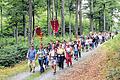 Singend und betend durch die Spessartwälder nach Hessenthal       -  (edu)   Rund 80 Teilnehmer wallten am Sonntag von Esselbach 24 Kilometer über den Spessart nach Hessenthal. Seit dem Jahr 2007 pflegt die Pfarreiengemeinschaft Hl. Geist im Spessartgrund die frühere Tradition der Esselbacher Hessenthal-Wallfahrt wieder. Die Wallfahrten  waren in der Zeit der Aufklärung im Jahr 1805 von der damaligen Löwensteiner Regierung verboten worden. Bereits um 5 Uhr morgens starteten die Wallfahrer an der Esselbacher Kirche.  Weitere Mitwaller stießen in Oberndorf, Bischbrunn und Rohrbrunn dazu. Kurz nach Mittag trafen die Teilnehmer an der Marien-Wallfahrtskirche in Hessenthal ein, um an einem Gottesdienst teilzunehmen. Für Sicherheit unterwegs und für kühle Getränke hatte die Esselbacher Feuerwehr gesorgt, die die Wallfahrt mit einem Fahrzeug begleitete. Organisiert wird die Veranstaltung von Waltraud Reinstein und Pfarrer Alexander Eckert, die auch beide mitwallten. Bereits zum siebten Mal wurde die Prozession von Kreuzträger Richard Väth und den Standartenträgern Josef Krug und Ernst Reinstein angeführt. Väth und Krug hatten zudem eine verbesserte Streckenführung erarbeitet. Für die musikalische Begleitung sorgten einige Musiker, hauptsächlich von der Spessarttrachtenkapelle Oberndorf.