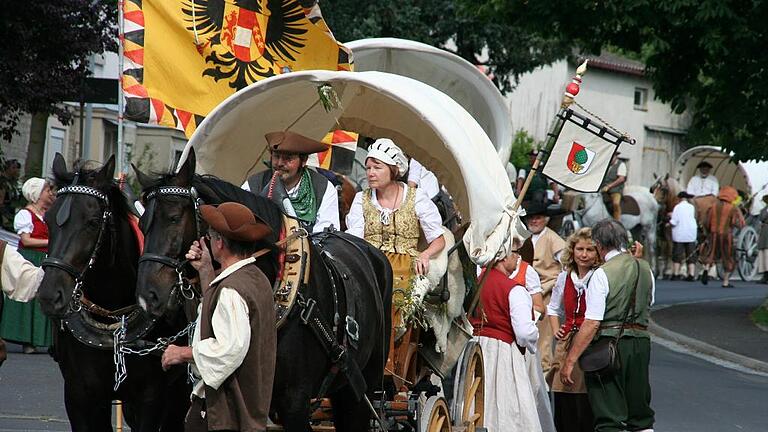 Zuletzt machte der Tross von Kaufleuten auf dem Weg von Augsburg nach Seligenstadt vor vier Jahren in Aub Station. Zuletzt machte der Tross von Kaufleuten auf dem Weg von Augsburg nach Seligenstadt vor vier Jahren in Aub Station.