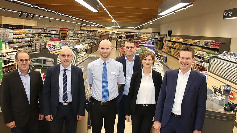Gute Laune am Tag vor der Aldi-Neueröffnung in Gemünden: (von links): Peter Interwies, Sachgebietsleiter der Stadt Gemünden, Bürgermeister Jürgen Lippert sowie Filialleiter Michael Neuf, Philipp Kromczynski, Stephanie Müller und Dominik Engel von Aldi. Gute Laune am Tag vor der Aldi-Neueröffnung in Gemünden: (von links): Peter Interwies, Sachgebietsleiter der Stadt Gemünden, Bürgermeister Jürgen Lippert sowie Filialleiter Michael Neuf, Philipp Kromczynski, Stephanie Müller und Dominik Engel von Aldi.