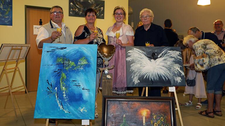 Kunst und Wein gehören seit 28 Jahren beim Weinfest am Stettener Torbogen zusammen. Zur Vernissage trafen sich der Zweite Bürgermeister Theo Dittmaier, Monika Jäger, die Weinprinzessin Annika Burkard und Kilian Krebs. Kunst und Wein gehören seit 28 Jahren beim Weinfest am Stettener Torbogen zusammen. Zur Vernissage trafen sich der Zweite Bürgermeister Theo Dittmaier, Monika Jäger, die Weinprinzessin Annika Burkard und Kilian Krebs.