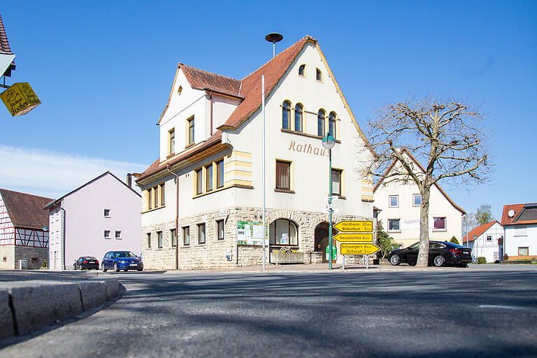 Das Rathaus in Assamstadt ist der Start der Wanderung. Das Rathaus in Assamstadt ist der Start der Wanderung.