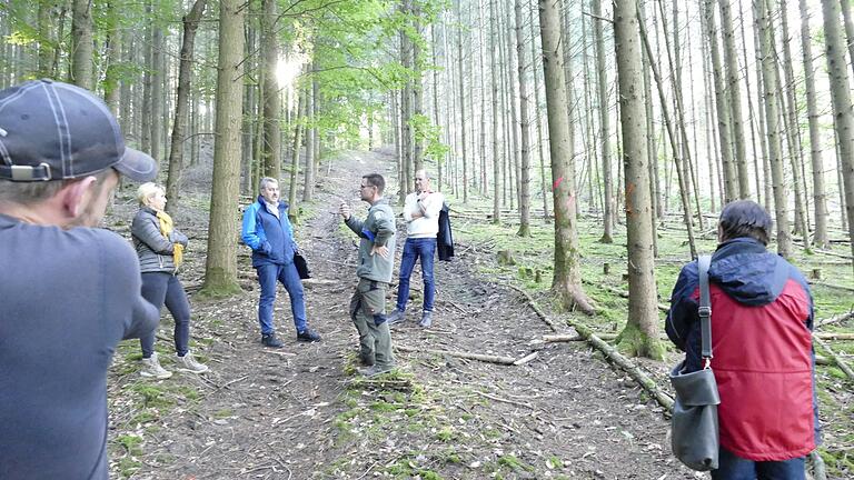 Mit großem Aufwand wird derzeit im Thüngener Unterholz am Seliggraben ein Waldstück wiederaufgeforstet, das durch Windbruch und Borkenkäferbefall gerodet werden musste. Mit großem Aufwand wird derzeit im Thüngener Unterholz am Seliggraben ein Waldstück wiederaufgeforstet, das durch Windbruch und Borkenkäferbefall gerodet werden musste.