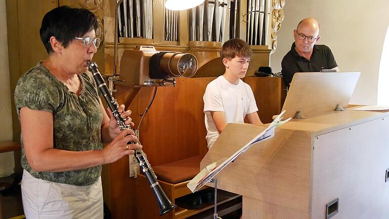 Beim Kirchenkonzert in Püssensheim anlässlich der Segnung der neuen Kirchenorgel. Von links: Helga Hauck, Paul Möller an der Orgel und sein Vater Thorsten Möller. Beim Kirchenkonzert in Püssensheim anlässlich der Segnung der neuen Kirchenorgel. Von links: Helga Hauck, Paul Möller an der Orgel und sein Vater Thorsten Möller.