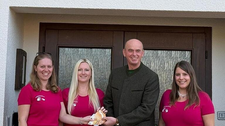 Die Jugendarbeit des Schützenvereins Oberbach freut sich über eine Spende in Höhe von 500 Euro. Auf dem Bild sind (von links) Daniela Rüttiger, Jenny Hüfner, der kommissarische Vorsitzende des Vereins, Egon Fuß und Rebekka Rüttiger.       -  Die Jugendarbeit des Schützenvereins Oberbach freut sich über eine Spende in Höhe von 500 Euro. Auf dem Bild sind (von links) Daniela Rüttiger, Jenny Hüfner, der kommissarische Vorsitzende des Vereins, Egon Fuß und Rebekka Rüttiger.
