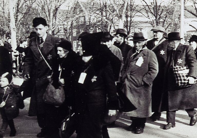 Der kleine Walter und sein großer Bruder Horst Bauer (von links) vor der zweiten Deportation auf dem Weg zum Bahnhof Kitzingen am 24. März 1942. Der kleine Walter und sein großer Bruder Horst Bauer (von links) vor der zweiten Deportation auf dem Weg zum Bahnhof Kitzingen am 24. März 1942.