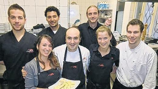 Ausgezeichnet: Domenico Cannizzaro (Mitte) mit Frau Theresa (links) und dem Küchenteam (von links) Laurice Bonengel, Chefkoch Fatnassi Haithem, Matthias Schmitt, Annika Preiss und Sebastian Bauer.HERBERT KRIENER Ausgezeichnet: Domenico Cannizzaro (Mitte) mit Frau Theresa (links) und dem Küchenteam (von links) Laurice Bonengel, Chefkoch Fatnassi Haithem, Matthias Schmitt, Annika Preiss und Sebastian Bauer.HERBERT KRIENER