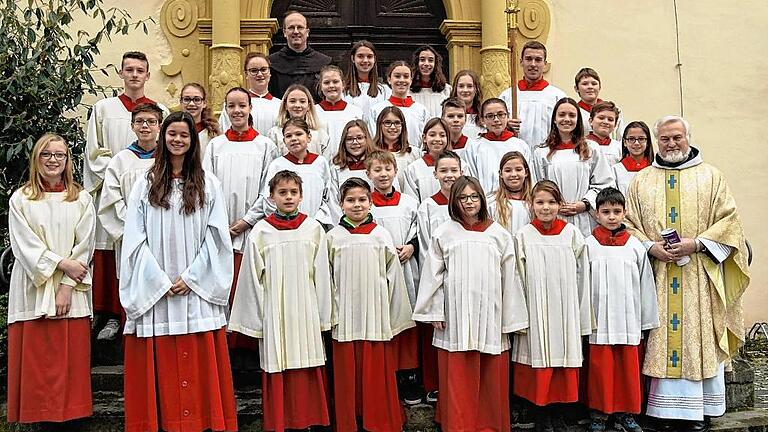 Ministranten verabschieden Franziskanerbruder Konrad - (svk) Mit dem Abschied von Bruder Konrad Haas (hintere Reihe links) beginnt für die Franziskaner die Zeit des Aufbruchs – denn Ende des Monats wird das Kloster in Dettelbach geschlossen, die Mönche werden weiterziehen. Seit er 2005 hierher versetzt wurde, kümmerte sich Bruder Konrad um die Betreuung der Ministranten, heißt es in einer Mitteilung. In einem feierlichen Gottesdienst bedankten sich die Jugendlichen nun für seine Arbeit: Diese beinhaltete nicht nur die Ausbildung der Mädchen und Jungen zum Mitwirken in der Liturgie, sondern auch die Planung gemeinsamer Unternehmen. So schauen die Ministranten auf Zeltlager, Sommerrodeln, Spieleabende und Faschingssitzungen zurück. Guardian Richard Heßdörfer (vorne rechts) schloss sich dem Dank an Bruder Konrad an und segnete sein weiteres Wirken. Bruder Konrad wechselt nach St. Anna in München. Ministranten verabschieden Franziskanerbruder Konrad - (svk) Mit dem Abschied von Bruder Konrad Haas (hintere Reihe links) beginnt für die Franziskaner die Zeit des Aufbruchs – denn Ende des Monats wird das Kloster in Dettelbach geschlossen, die Mönche werden weiterziehen. Seit er 2005 hierher versetzt wurde, kümmerte sich Bruder Konrad um die Betreuung der Ministranten, heißt es in einer Mitteilung. In einem feierlichen Gottesdienst bedankten sich die Jugendlichen nun für seine Arbeit: Diese beinhaltete nicht nur die Ausbildung der Mädchen und Jungen zum Mitwirken in der Liturgie, sondern auch die Planung gemeinsamer Unternehmen. So schauen die Ministranten auf Zeltlager, Sommerrodeln, Spieleabende und Faschingssitzungen zurück. Guardian Richard Heßdörfer (vorne rechts) schloss sich dem Dank an Bruder Konrad an und segnete sein weiteres Wirken. Bruder Konrad wechselt nach St. Anna in München.