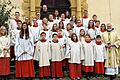Ministranten verabschieden Franziskanerbruder Konrad       -  (svk)   Mit dem Abschied von Bruder Konrad Haas (hintere Reihe links) beginnt für die Franziskaner die Zeit des Aufbruchs &ndash; denn Ende des Monats wird das Kloster in Dettelbach geschlossen, die Mönche werden weiterziehen. Seit er 2005 hierher versetzt wurde, kümmerte sich Bruder Konrad um die Betreuung der Ministranten, heißt es in einer Mitteilung. In einem feierlichen Gottesdienst bedankten sich die Jugendlichen nun für seine Arbeit: Diese beinhaltete nicht nur die Ausbildung der Mädchen und Jungen zum Mitwirken in der Liturgie, sondern auch die Planung gemeinsamer Unternehmen. So schauen die Ministranten auf Zeltlager, Sommerrodeln, Spieleabende und Faschingssitzungen zurück. Guardian Richard Heßdörfer (vorne rechts) schloss sich dem Dank an Bruder Konrad an und segnete sein weiteres Wirken. Bruder Konrad wechselt nach St. Anna in München.