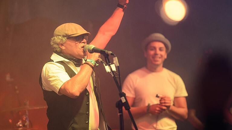 30. Umsonst & Draussen Festival in Würzburg - Hartmut Emser Live: Beim 30-jährigen U&D-Jubiläum konnte man ihn mal wieder auf der Bühne erleben. Foto: Daniel Peter 30. Umsonst & Draussen Festival in Würzburg - Hartmut Emser Live: Beim 30-jährigen U&D-Jubiläum konnte man ihn mal wieder auf der Bühne erleben. Foto: Daniel Peter