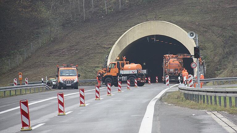 Damit die Wartungsarbeiten im A 70-Tunnel Schwarzer Berg ungestört vom Verkehr ablaufen, ist immer eine der beiden Röhren komplett gesperrt. Das Bild zeigt Fahrzeuge der Autobahnmeisterei vor dem Ostportal der Südröhre.