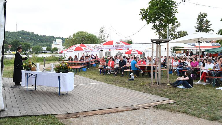 Pfarrer Matthias Wagner führte durch den Festgottesdienst beim 30. Mainfest in Segnitz.