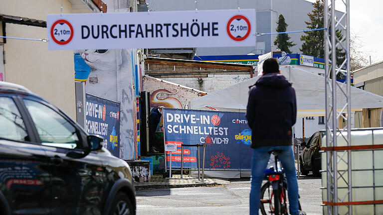 Auf dem Gelände der Diskothek Airport in Würzburg gibt es in Zusammenarbeit mit der Firma Contime GmbH seit dem heutigen Dienstag, 06.04.2021, die erste Drive-in-Schnelltest-Stelle (Durchfahrt per Auto und per Fahrrad möglich). Zum Einsatz sollen Tests kommen, die sowohl für den Nasen- als auch Rachenabstrich geeignet sind.