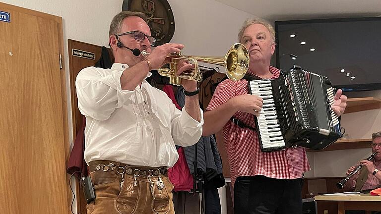 Wirtshaussingen mit 'laVita Franz Huber (Akkordeon) mit Freunden Klaus (Trompete) und Gerhard (Klarinette).
