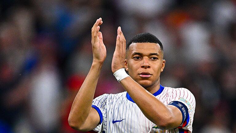 Euro 2024: Spanien - Frankreich       -  Frankreichs Superstar Kylian Mbappé verabschiedet sich nach dem EM-Aus von den Fans.