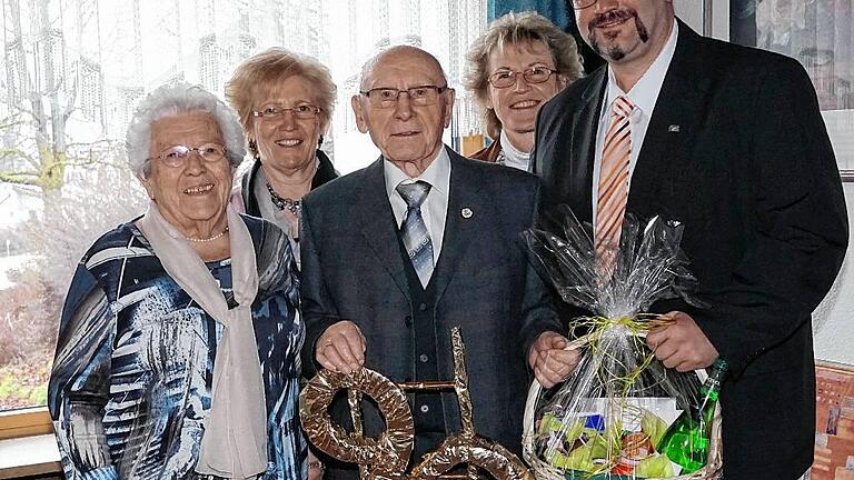 Bürgermeister Martin Link (rechts) gratulierte Hugo Lörzel zum 90. Geburtstag und wünschte noch viele schöne Jahre im Kreise seiner Familie. Das gilt natürlich auch für Ehefrau Gertrud Lörzel (links) und die beiden Töchter Christa Streit und Edith Lörzel (dahinter, von links).