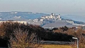 Würzburg heute, vom Hubland aus gesehen. Vom &bdquo;Letzten Hieb&ldquo; aus ist der freie Blick auf die Stadt nicht mehr möglich.