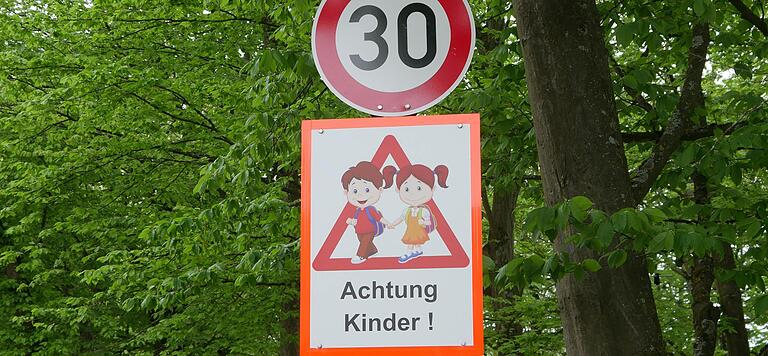 An der Gochsheimer Schule befinden sich besondere Schilder mit dem Hinweis: 'Achtung Kinder!'. Die Anregung dazu hat der Gemeinderat vom Kinderrat erhalten. An der Gochsheimer Schule befinden sich besondere Schilder mit dem Hinweis: 'Achtung Kinder!'. Die Anregung dazu hat der Gemeinderat vom Kinderrat erhalten.