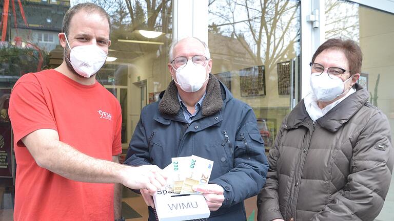 Jonas Hermes vom WiMu e.V. (links) durfte sich über eine Spende in Höhe von 600 Euro freuen, die ihm von den Mitveranstaltern des Benefizkonzertes, Peter Schuhmann und Angelika Goj überreicht wueden. Jonas Hermes vom WiMu e.V. (links) durfte sich über eine Spende in Höhe von 600 Euro freuen, die ihm von den Mitveranstaltern des Benefizkonzertes, Peter Schuhmann und Angelika Goj überreicht wueden.