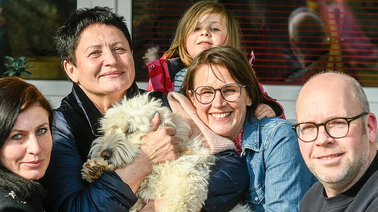 Claudia (mit Brille) und Matthias Görde mit Tochter Fanny und Hund Ava vom Heuchelhof haben zwei ukrainische Frauen, Mutter Valentyna Stepanenko (68) und Tochter Mascha Stepanenko (46), aufgenommen. Claudia (mit Brille) und Matthias Görde mit Tochter Fanny und Hund Ava vom Heuchelhof haben zwei ukrainische Frauen, Mutter Valentyna Stepanenko (68) und Tochter Mascha Stepanenko (46), aufgenommen.