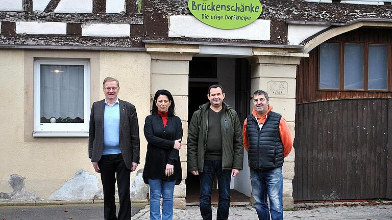 Das Ehepaar Dora und Athanasios Vagias (Mitte) übernimmt die Brückenschänke in Wülfershausen. Darüber freut sich Bürgermeister Wolfgang Seifert (links), rechts steht der bisherige Betreiber Stavros Kalterimidis. Das Ehepaar Dora und Athanasios Vagias (Mitte) übernimmt die Brückenschänke in Wülfershausen. Darüber freut sich Bürgermeister Wolfgang Seifert (links), rechts steht der bisherige Betreiber Stavros Kalterimidis.