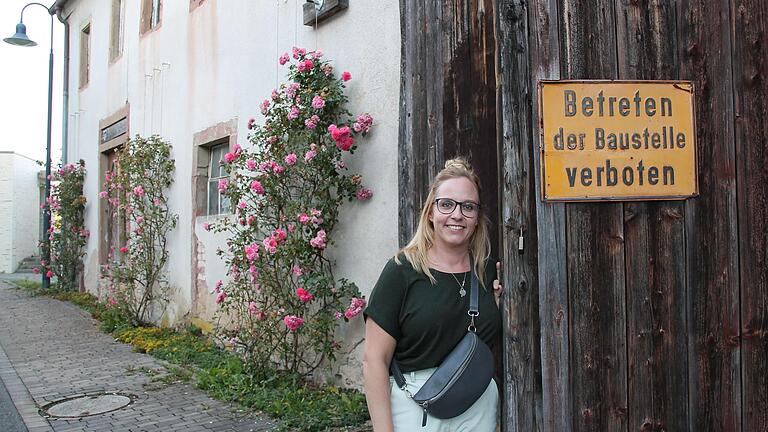 Eine Projektgruppe hat große Pläne für die Sanierung der Klosterhöfe in Himmelstadt. Schriftführerin Julia Pfister erklärte vor Ort, welches Potenzial in ihren Augen in den denkmalgeschützten Gebäuden steckt. Eine Projektgruppe hat große Pläne für die Sanierung der Klosterhöfe in Himmelstadt. Schriftführerin Julia Pfister erklärte vor Ort, welches Potenzial in ihren Augen in den denkmalgeschützten Gebäuden steckt.