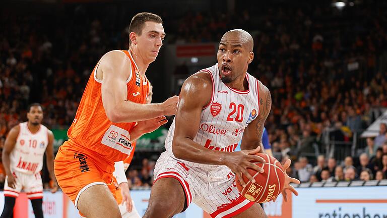 Ulms Neuzugang Justinian Jessup (links) spielte bei seinem Heimdebüt gegen Javon Bess und die Würzburg Baskets groß auf. Ulms Neuzugang Justinian Jessup (links) spielte bei seinem Heimdebüt gegen Javon Bess und die Würzburg Baskets groß auf. 