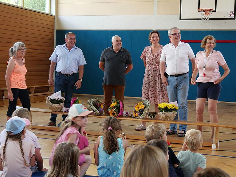 Bei der Verabschiedung der langjährigen Übungsleiterinnen für das Kinderturnen. Von links: Margret Sauer, Bürgermeister Alois Fischer, VfR-Vorsitzender Günter Kamm, VfR-Schriftführerin Monika Wenemoser, der stellvertretende Bürgermeister Winfried Schraut und Margit Franke. Bei der Verabschiedung der langjährigen Übungsleiterinnen für das Kinderturnen. Von links: Margret Sauer, Bürgermeister Alois Fischer, VfR-Vorsitzender Günter Kamm, VfR-Schriftführerin Monika Wenemoser, der stellvertretende Bürgermeister Winfried Schraut und Margit Franke.