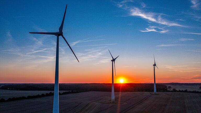 Sonnenuntergang hinter Windpark       -  Die Transaktion ist das erste Projekt im Rahmen des Windkraft-Förderplans der EIB. (Archivfoto)