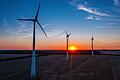 Sonnenuntergang hinter Windpark       -  Die Transaktion ist das erste Projekt im Rahmen des Windkraft-Förderplans der EIB. (Archivfoto)