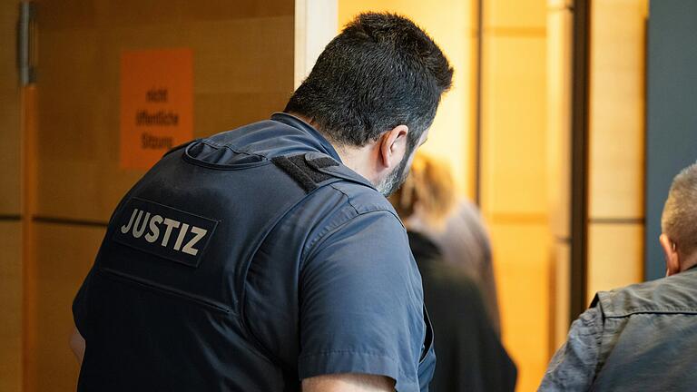 Mordprozess nach 31 Jahren: Am 9. September 2024 begann am Landgericht Würzburg der Prozess um den Tod der 13-jährigen Sabine B. in Wiesenfeld (Lkr. Main-Spessart). Mordprozess nach 31 Jahren: Am 9. September 2024 begann am Landgericht Würzburg der Prozess um den Tod der 13-jährigen Sabine B. in Wiesenfeld (Lkr. Main-Spessart). 