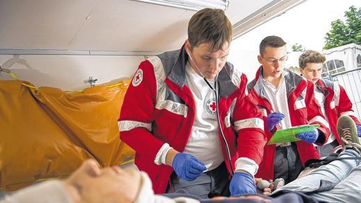 BRK-Sanis auf Kiliani: Sie haben 400 bis 500 Einsätze. BRK-Sanis auf Kiliani: Sie haben 400 bis 500 Einsätze.