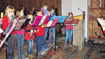 Bekannte Weihnachtsweisen bespielten die Blockflötengruppen des Städtischen Musikstudios. Die festliche Atmosphäre fing Ingrid Jäger ein.