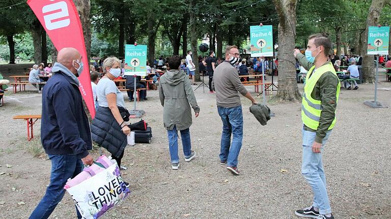 Das Verhalten der Besucher lobte Ordner Patrick Abel (rechts). Zehnmal war der 23-Jährige aus Stadelschwarzach beim Volkacher Kabarett-Sommer im Einsatz - ohne besondere Vorkommnisse. Das Verhalten der Besucher lobte Ordner Patrick Abel (rechts). Zehnmal war der 23-Jährige aus Stadelschwarzach beim Volkacher Kabarett-Sommer im Einsatz - ohne besondere Vorkommnisse.