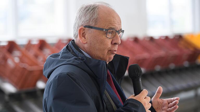 Auch der Regierungspräsident Dr. Eugen Ehmann war beim Spargelstechen dabei.