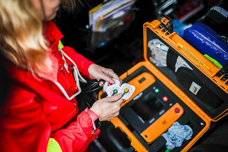 Defibrillator für den Einsatz: Notärztinnen wie Leonore Jahn rücken auch bei Herzinfarkten aus. Defibrillator für den Einsatz: Notärztinnen wie Leonore Jahn rücken auch bei Herzinfarkten aus.