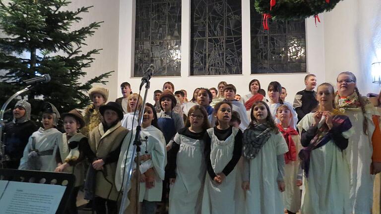 Der Chor der St. Martin Schule singt zusammen mit der Klasse M4 sowie der Klasse 4a der Grundschule Siedlung das Weihnachtsmusical 'Freude, Freude' von G. Mertis. Der Chor der St. Martin Schule singt zusammen mit der Klasse M4 sowie der Klasse 4a der Grundschule Siedlung das Weihnachtsmusical 'Freude, Freude' von G. Mertis.